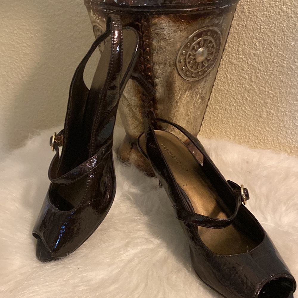 Predictions Brown Allergator Design Open Toe, Strap with Adjustable Buckle.